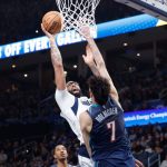 Mavs star Anthony Davis appears to hurt knee, but returns to game