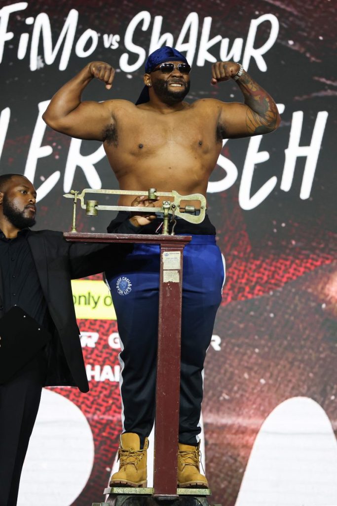 Boxer’s wig goes flying after hard punch in heavyweight bout